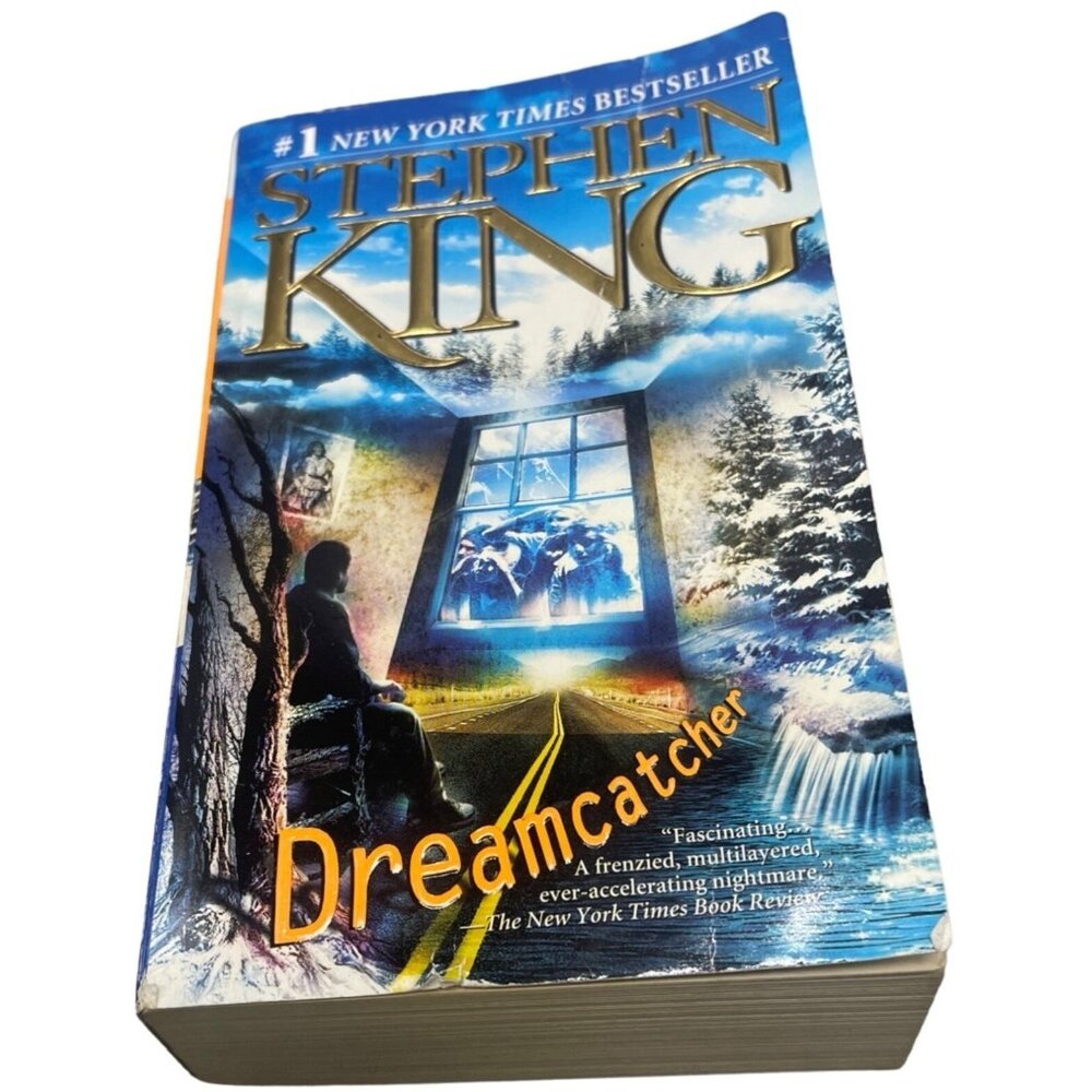 Dreamcatcher book Stephen kings paperback copyright 2001 English 882 pg READ